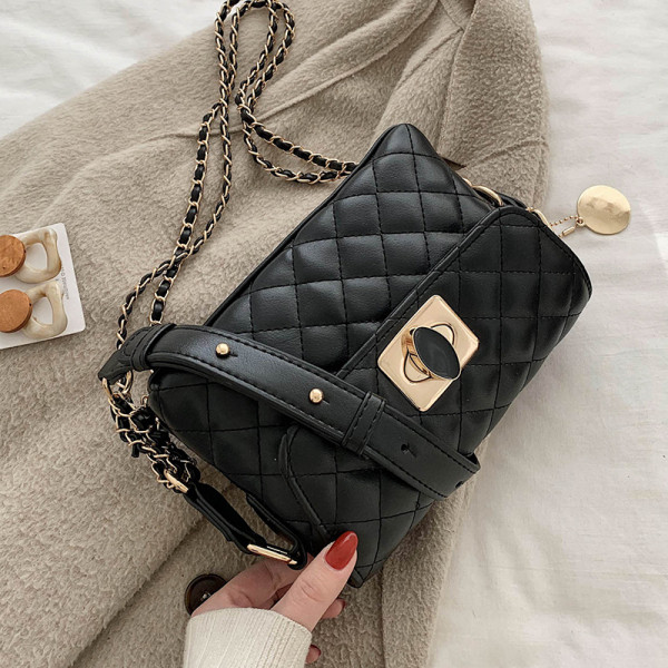 Pika metallketiga igapäevane naistekott