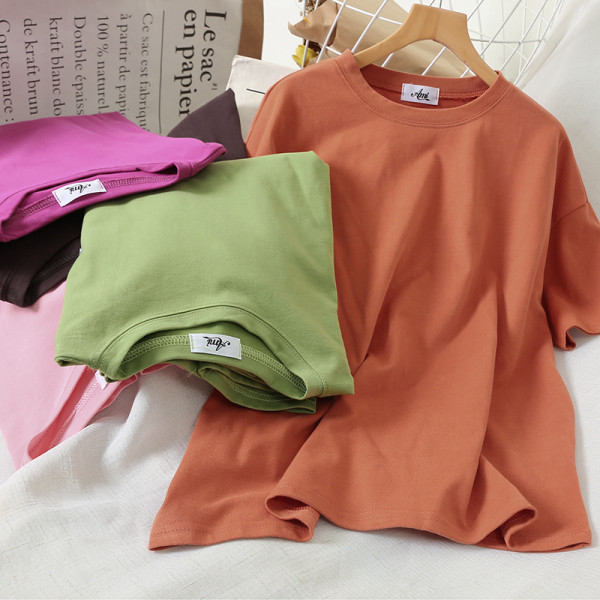 Moteriški laisvalaikio marškinėliai su ovalia iškirpte ir trumpomis rankovėmis – paprastas modelis