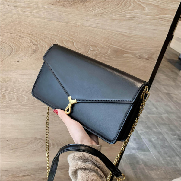 Moderni moteriška rankinė su metaliniu užsegimu ir ilga rankena