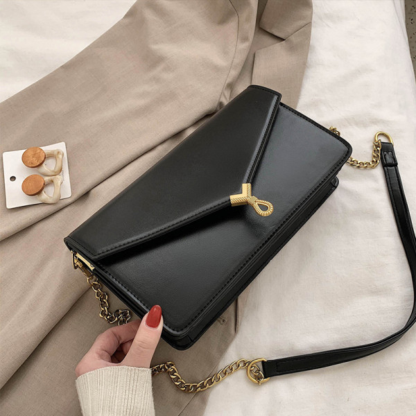 Moderni moteriška rankinė su metaliniu užsegimu ir ilga rankena