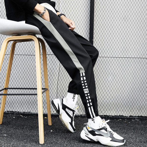 Férfi sportnadrág zsebekkel és szegéllyel