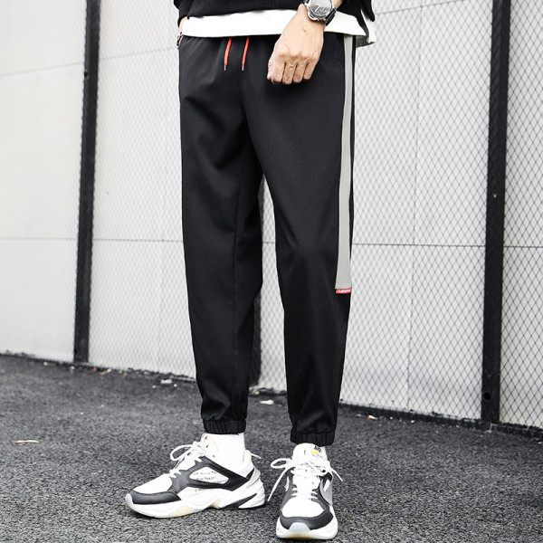 Férfi sportnadrág zsebekkel és szegéllyel