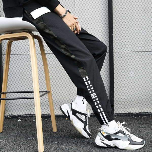 Férfi sportnadrág zsebekkel és szegéllyel