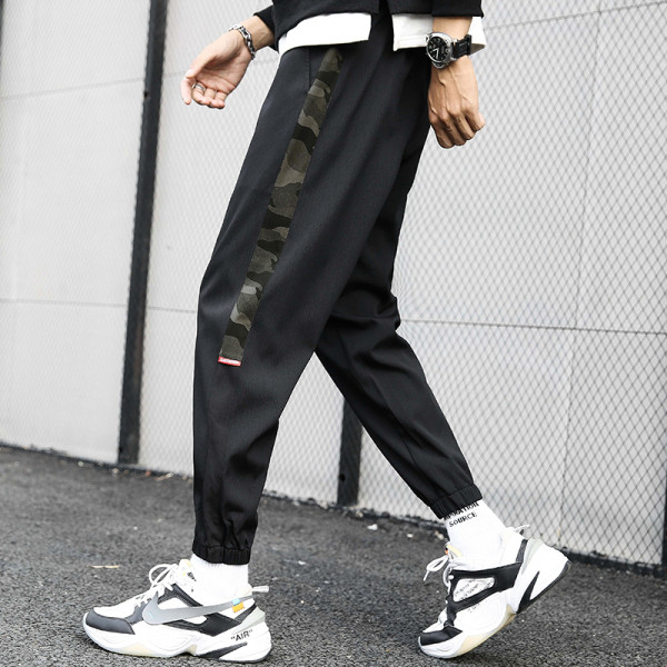 Férfi sportnadrág zsebekkel és szegéllyel