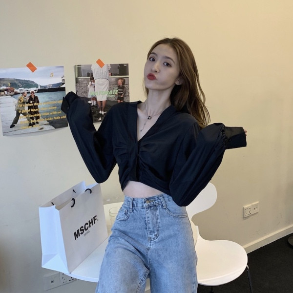 Широка дамска риза с шпиц деколте 