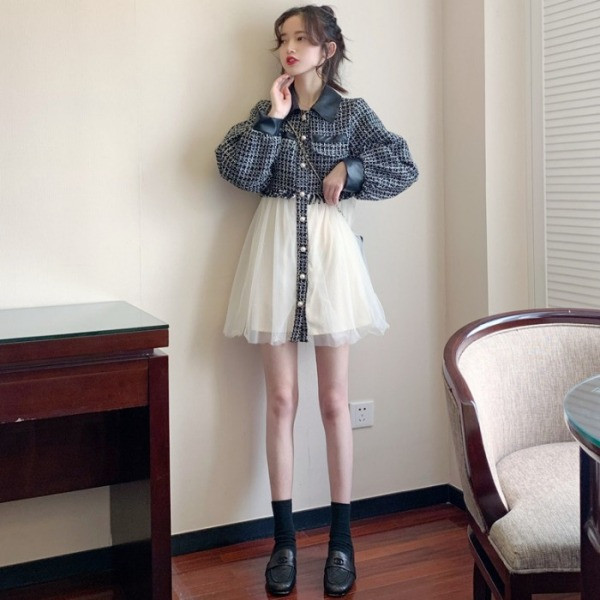 Modern női ruha puffos ujjakkal, tüll alsórésszel