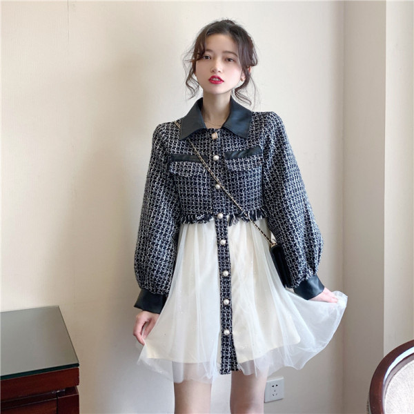 Modern női ruha puffos ujjakkal, tüll alsórésszel