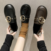 Naujas laisvalaikio moteriškų batų modelis su sagtimi ir perlais