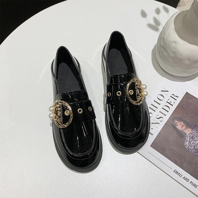 Naujas laisvalaikio moteriškų batų modelis su sagtimi ir perlais