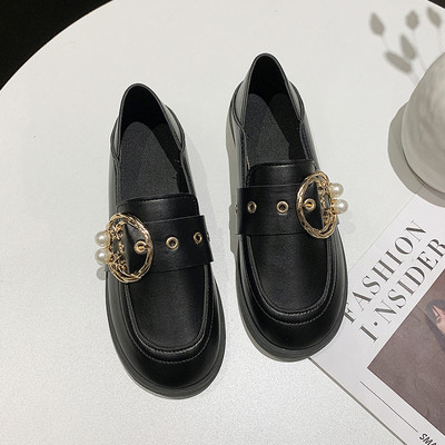 Naujas laisvalaikio moteriškų batų modelis su sagtimi ir perlais