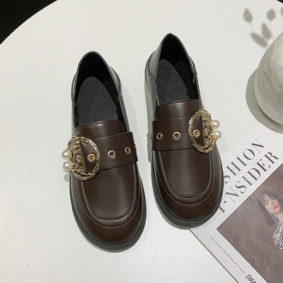 Naujas laisvalaikio moteriškų batų modelis su sagtimi ir perlais