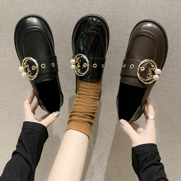 Naujas laisvalaikio moteriškų batų modelis su sagtimi ir perlais