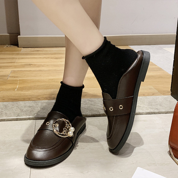 Naujas laisvalaikio moteriškų batų modelis su sagtimi ir perlais