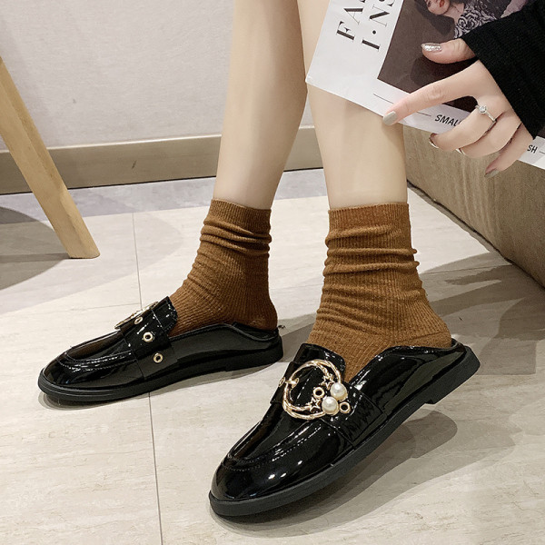 Naujas laisvalaikio moteriškų batų modelis su sagtimi ir perlais