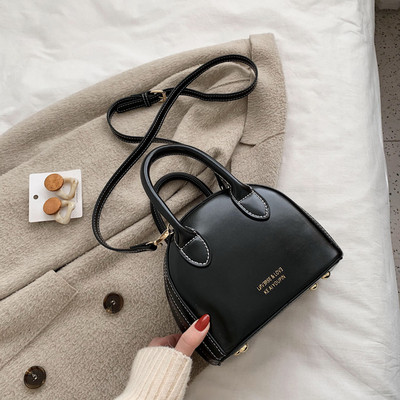 Moderna ženska torba s patentnim zatvaračem te dugom i kratkom ručkom