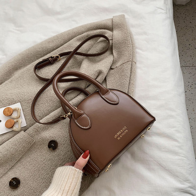 Moderna ženska torba s patentnim zatvaračem te dugom i kratkom ručkom