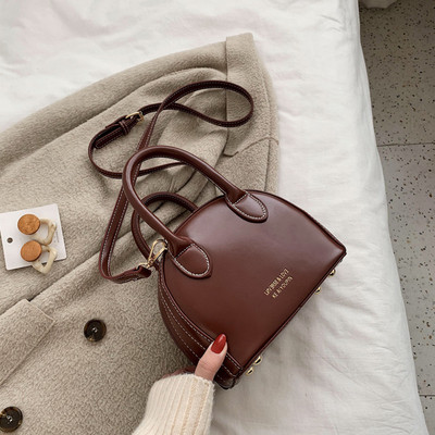 Moderna ženska torba s patentnim zatvaračem te dugom i kratkom ručkom