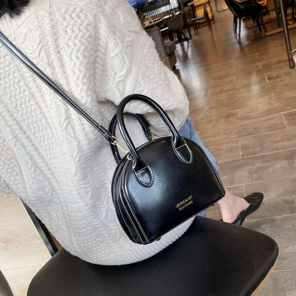 Moderna ženska torba s patentnim zatvaračem te dugom i kratkom ručkom