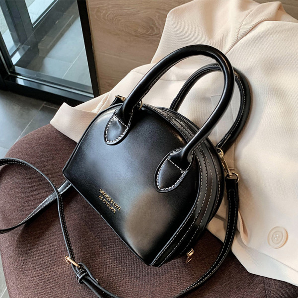 Moderna ženska torba s patentnim zatvaračem te dugom i kratkom ručkom