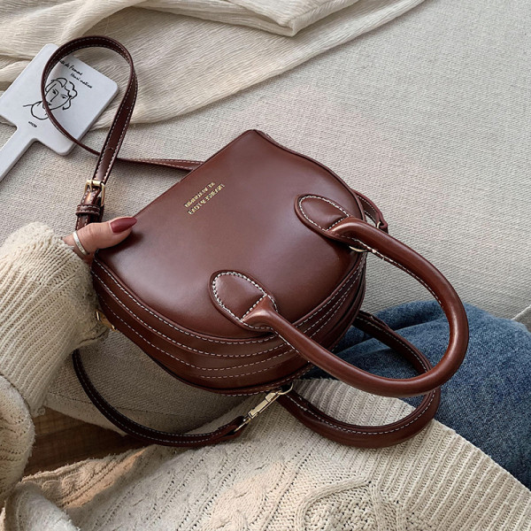 Moderna ženska torba s patentnim zatvaračem te dugom i kratkom ručkom