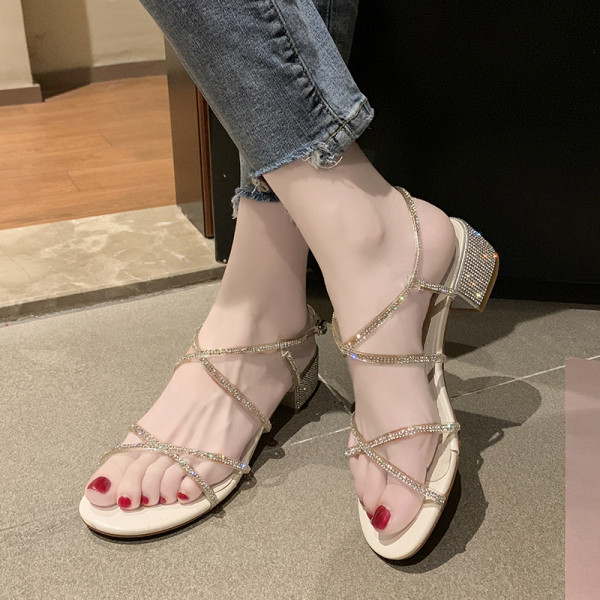 Jauns sieviešu sandaļu modelis ar zemu biezu papēdi un dekorācijas akmeņiem