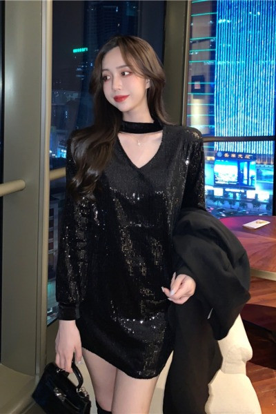 Elegáns női ruha flitterekkel és spitz nyakkivágással