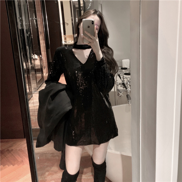 Elegáns női ruha flitterekkel és spitz nyakkivágással