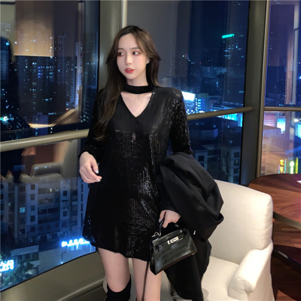 Elegáns női ruha flitterekkel és spitz nyakkivágással