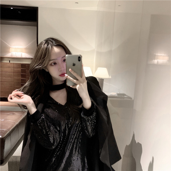 Elegáns női ruha flitterekkel és spitz nyakkivágással