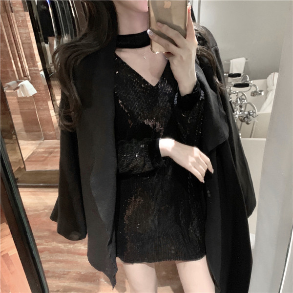 Elegáns női ruha flitterekkel és spitz nyakkivágással