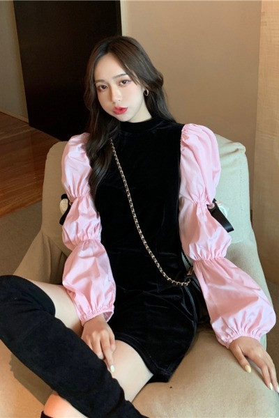 Samta sieviešu kombinezons ar krāsainām piedurknēm