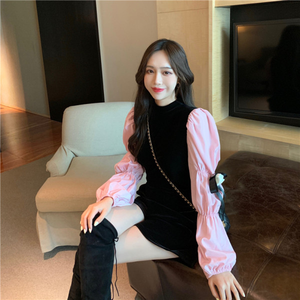 Samta sieviešu kombinezons ar krāsainām piedurknēm