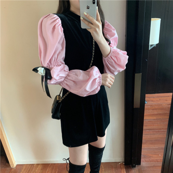 Samta sieviešu kombinezons ar krāsainām piedurknēm