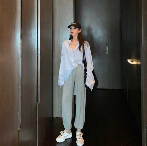 Ilgi moteriški asimetriški marškiniai klasikine apykakle