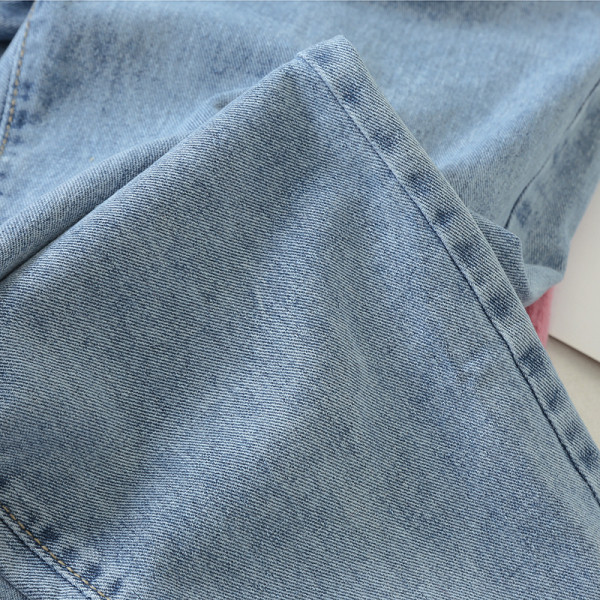 Sieviešu džinsi ar augstu vidukli un kabatām zili platā modelī