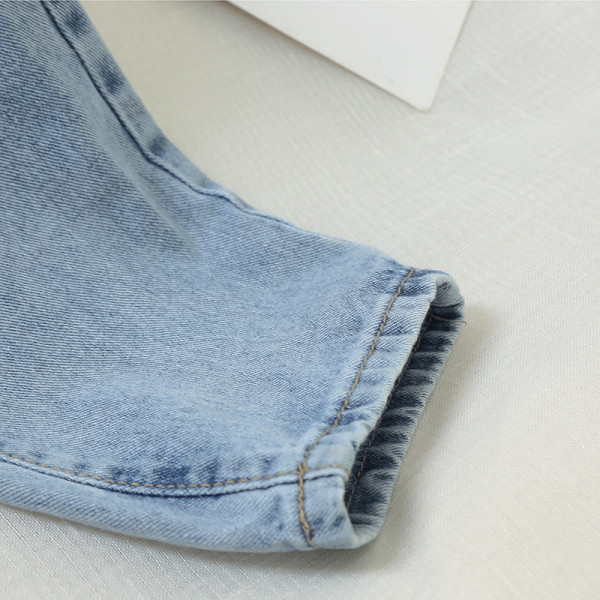 Sieviešu džinsi ar augstu vidukli un kabatām zili platā modelī