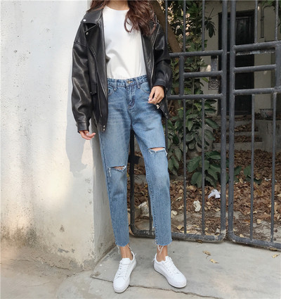 Modern női farmer szakadt motívumokkal, magas derékkal