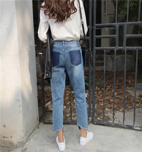 Modern női farmer szakadt motívumokkal, magas derékkal