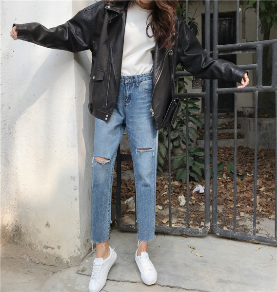 Modern női farmer szakadt motívumokkal, magas derékkal