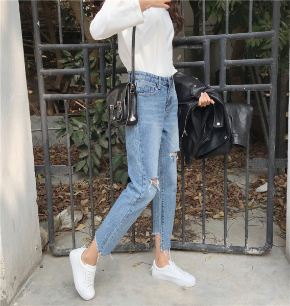 Modern női farmer szakadt motívumokkal, magas derékkal