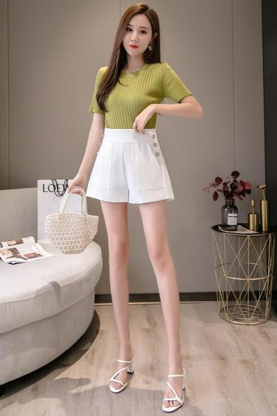 Modern női rövidnadrág gombokkal és zsebekkel