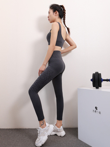 Спортен дамски клин от бързосъхнеща материя с висока талия и надпис