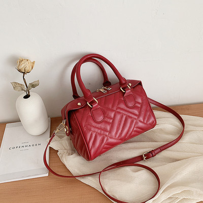 Sieviešu ādas soma ar rāvējslēdzēju un garu rokturi