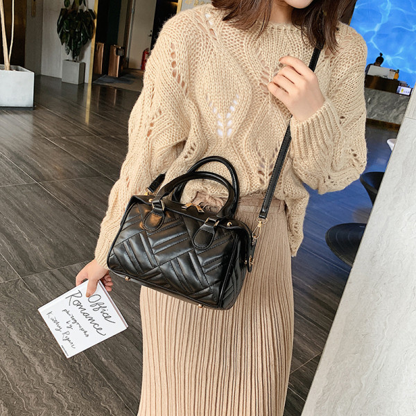 Sieviešu ādas soma ar rāvējslēdzēju un garu rokturi