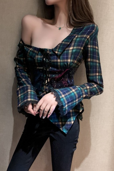 Aszimmetrikus női ing leejtett ujjakkal és nyakkendőkkel