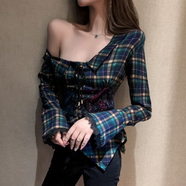 Aszimmetrikus női ing leejtett ujjakkal és nyakkendőkkel