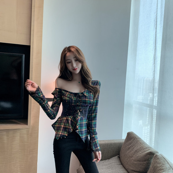 Aszimmetrikus női ing leejtett ujjakkal és nyakkendőkkel