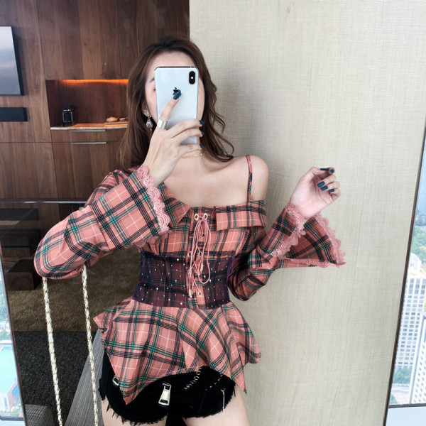 Aszimmetrikus női ing leejtett ujjakkal és nyakkendőkkel