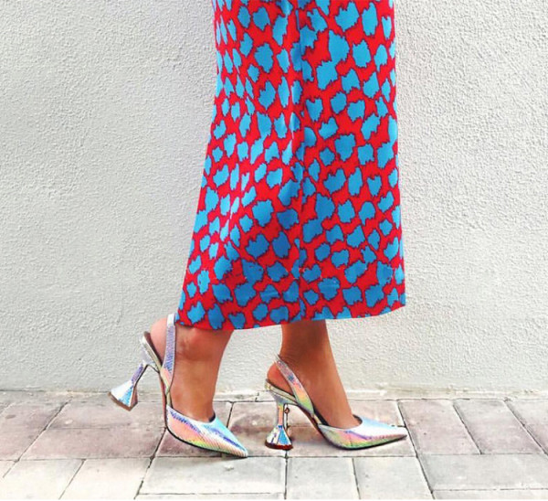 Modernas sieviešu kurpes ar augstiem papēžiem un spīdīgu efektu