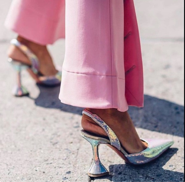 Modernas sieviešu kurpes ar augstiem papēžiem un spīdīgu efektu